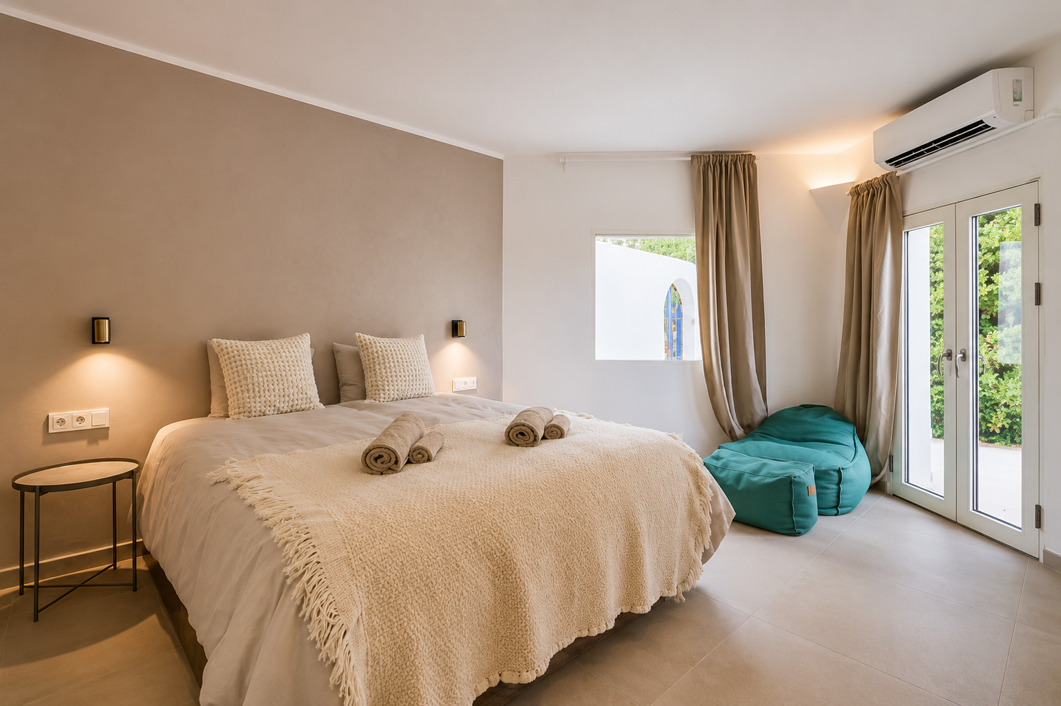 Casa Lago, inside